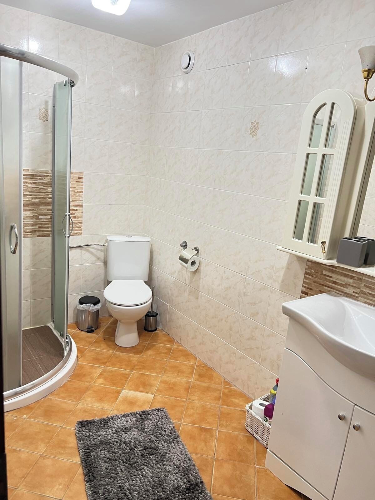 Douche, sèche-cheveux, serviettes fournies, savon