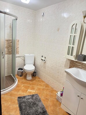 Ducha, secador de pelo, toallas y jabón