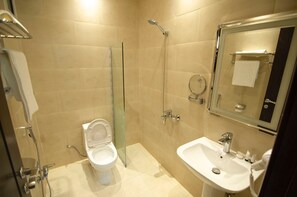 Combined shower/bathtub, slippers, towels, soap - Maqam mostaqbal for serviced apartments (Ha'il)