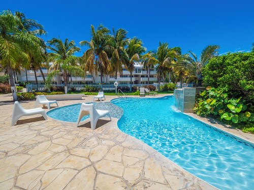 PALMA VISTA BEACHFRONT 3-bedroom Apartment with AC and WiFi in lovely Fajardo