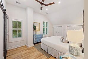 5 quartos, escrivaninha, ferros/tábuas de passar roupa