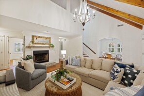 TV connectée, cheminée, espaces bureaux, écrans d'ordinateur