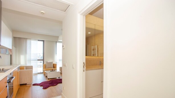 Un appartement moderne doté d’une cuisine, d’un espace de vie et offrant une vue sur la ville.