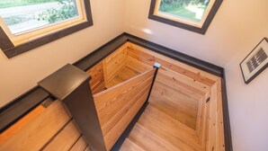 A wooden interior with a built-in bench and a window. - Mo-ööd House Glamping/ Floating (Licking)