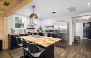 Kylskåp, mikrovågsugn, ugn och spishäll