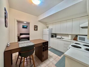 Fridge, microwave, oven, stovetop - Cozy One Bedroom Basement Apt with Free Parking (Markham)