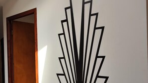 Geometrinen kuvio, joka on teipattu käytävän seinään.