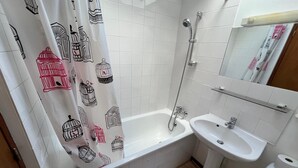 Kylpyhuone, jossa on suihku, pesuallas ja wc.
