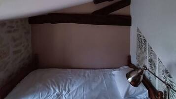 2 bedrooms, iron/ironing board, WiFi