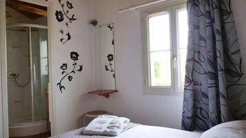 3 slaapkamers, een strijkplank/strijkijzer, wifi