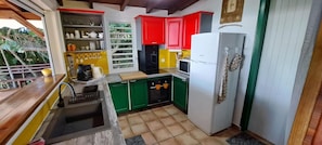 Kjøleskap, mikrobølgeovn, ovn og oppvaskmaskin