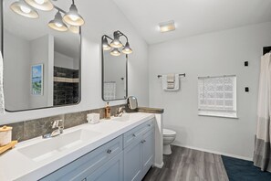 Dusj, hårføner, håndklær og såpe