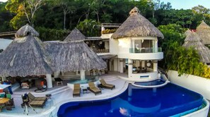 Pool - Villa Maui: Luxury Getaway with Infinity Pool and Spectacular Views 19persons (Acapulco)