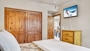 Nhà, nhiều giường, bồn tắm nước nóng, quang cảnh núi (Granby Escapes) | 5 phòng ngủ, bàn, khu vực làm việc phù hợp cho laptop 