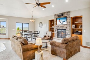 ハウス ベッド (複数台) スパ浴槽 マウンテンビュー (Granby Escapes) | リビング エリア | 42 インチの薄型テレビ (デジタル放送視聴可)、暖炉