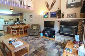 Condo, nhiều giường, bồn tắm nước nóng, quang cảnh núi (Quiet Cozy Fraser Getaway) | Khu ăn uống