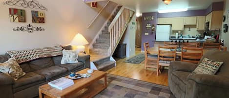 Condo, várias camas, banheira de imersão, vista para a montanha (Quiet Cozy Fraser Getaway) | Área de estar | TV de tela plana 42 polegadas com canais digitais, lareira