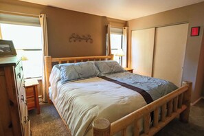 Condo, nhiều giường, bồn tắm nước nóng, quang cảnh núi (Quiet Cozy Fraser Getaway) | 2 phòng ngủ, trang trí khác biệt