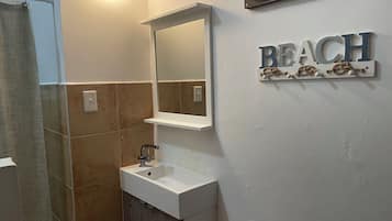 Room | Bathroom | Shower, towels, soap, shampoo
