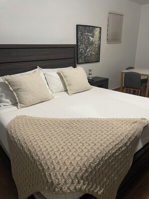 Chambre Confort, 1 très grand lit, accès à la piscine | 1 chambre, literie fournie