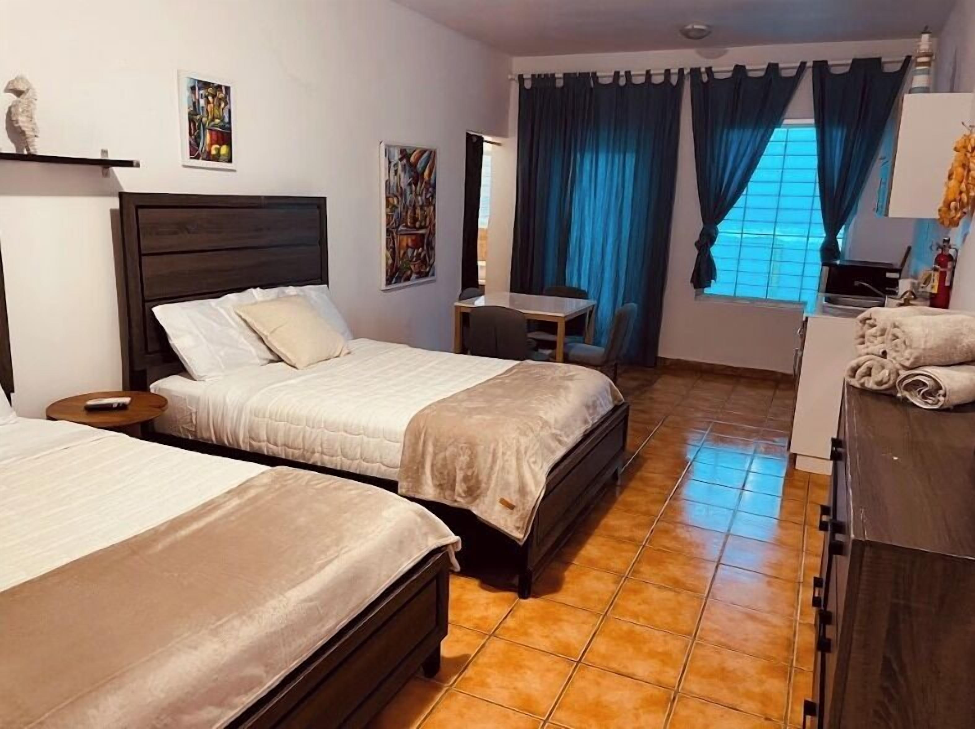 Habitación Confort, varias camas, vista al mar | 1 habitación y ropa de cama 