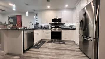 冰箱、微波炉、烤箱、炉灶