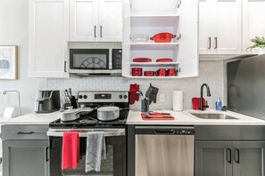 Private kitchen - Walk to Bengals, Reds, Free Parking, King Bed, Gym (Cincinnati)