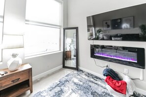 1 bedroom, desk, WiFi, bed sheets - Walk to Bengals, Reds, Free Parking, King Bed, Gym (Cincinnati)