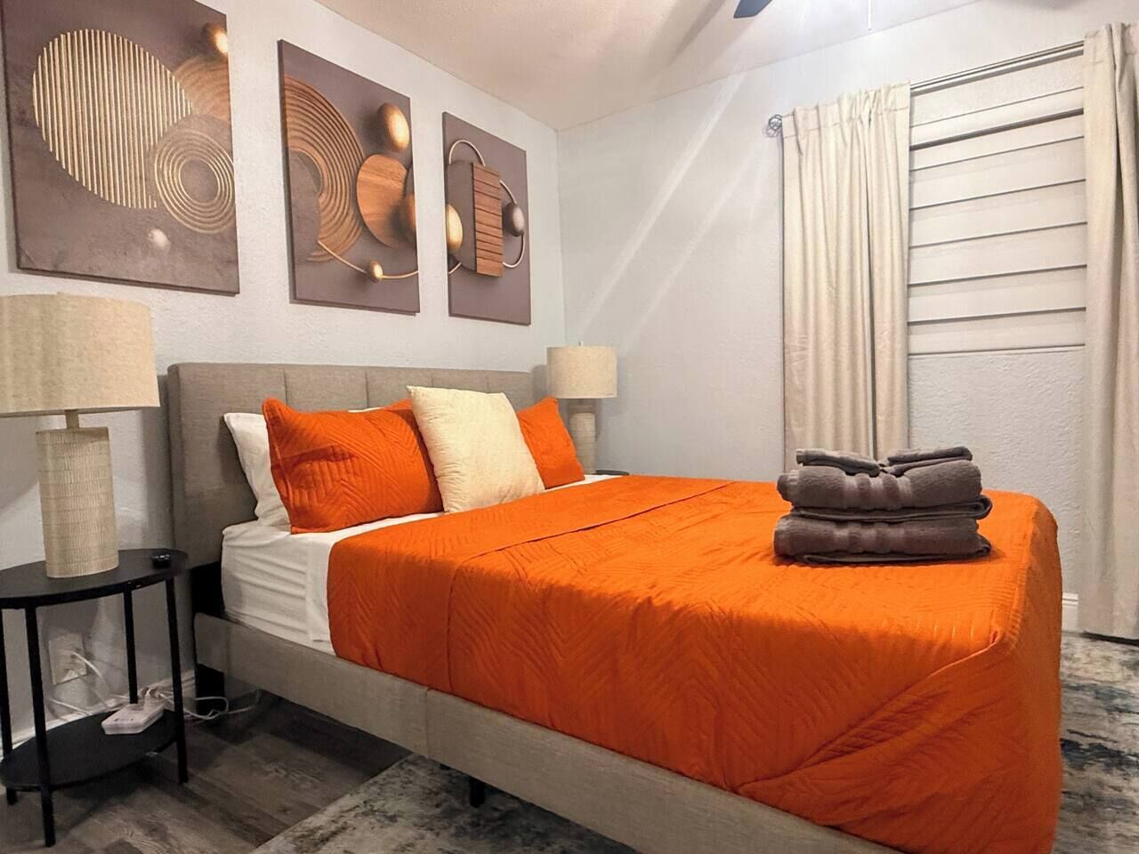 3 habitaciones, escritorio, tabla de planchar con plancha y wifi 