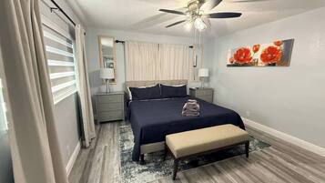 Escritorio, tabla de planchar con plancha, wifi y ropa de cama