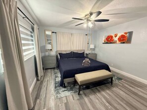 مكتب ومكواة/لوح كي وواي فاي وملاءات أسرّة