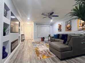 TV - Fully Furnished Corporate Rental, Free parking, Family Friendly (Tamarac)