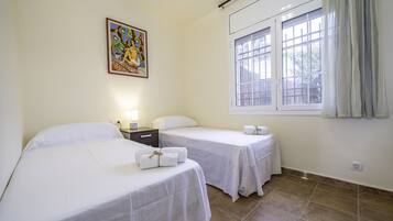 3 slaapkamers, een strijkplank/strijkijzer, gratis wifi, beddengoed