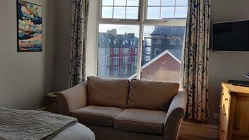 Kamar Double Superior, 1 Tempat Tidur King, kamar mandi pribadi, pemandangan laut terbatas | Pemandangan jalan