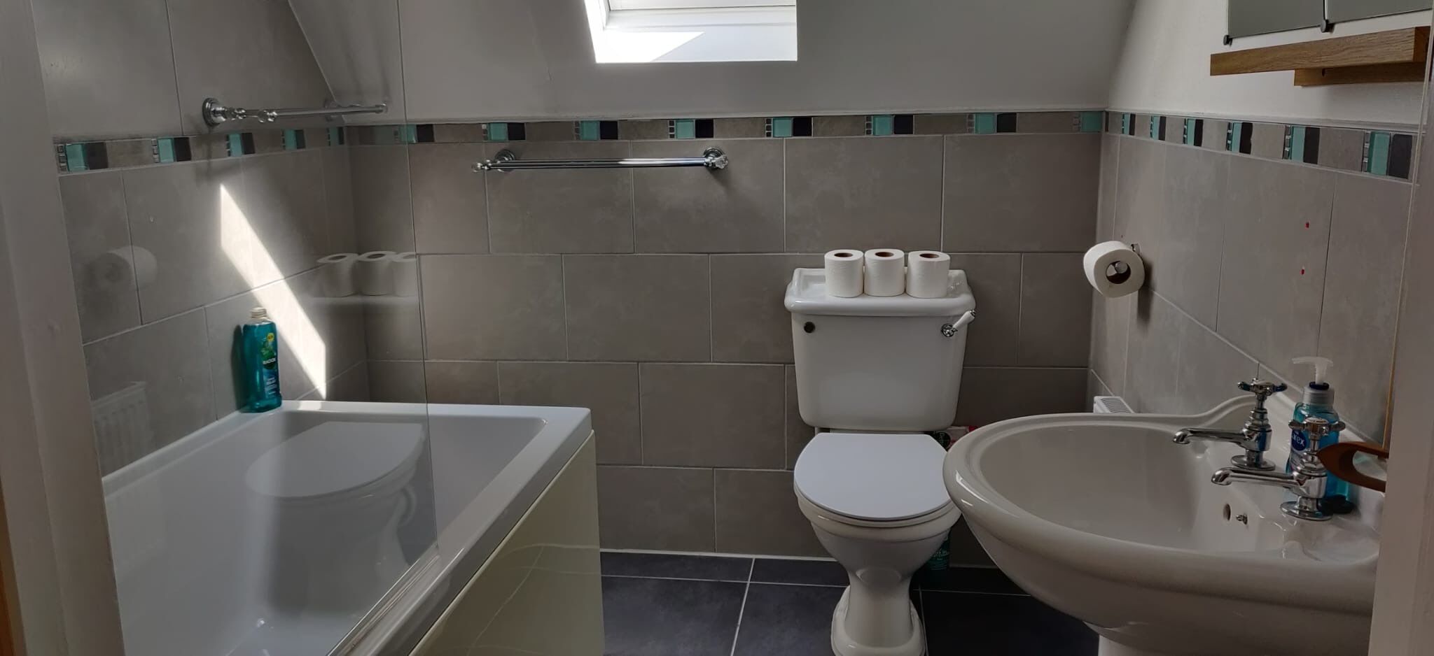 Un baño con bañera, inodoro y lavabo.