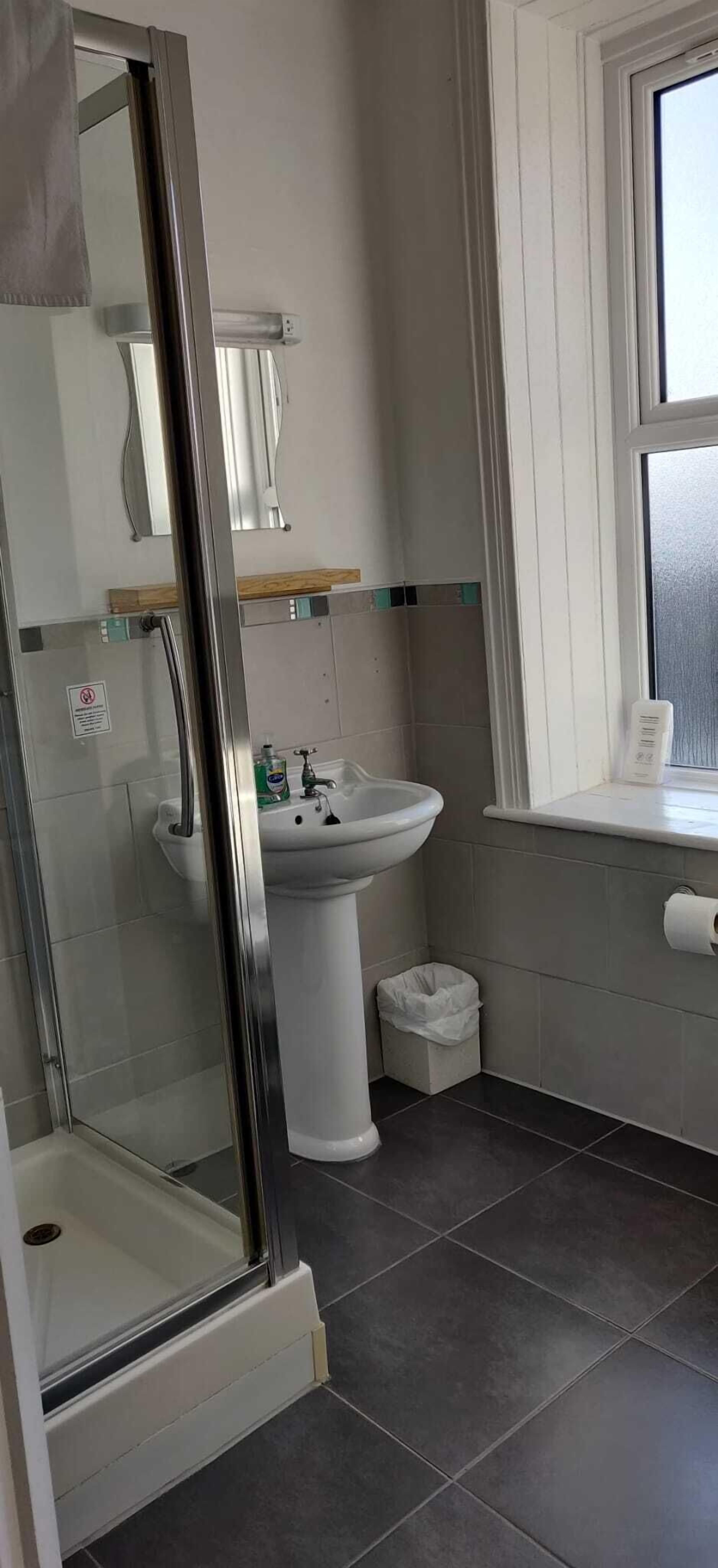 Superior tweepersoonskamer, 1 kingsize bed, privébadkamer, gedeeltelijk uitzicht op zee | Individueel gedecoreerd, individueel gemeubileerd, een laptopwerkplek