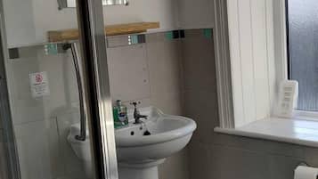 Superior tweepersoonskamer, 1 kingsize bed, privébadkamer, gedeeltelijk uitzicht op zee | Individueel gedecoreerd, individueel gemeubileerd, een laptopwerkplek