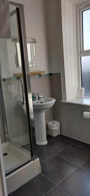 Superior Double Room, 1 King Bed, Private Bathroom, Partial Sea View | Individually decorated, individually furnished, laptop workspace - Bodalwyn Guest House (Aberystwyth)
