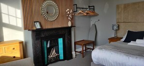 Individually decorated, individually furnished, laptop workspace - Bodalwyn Guest House (Aberystwyth)