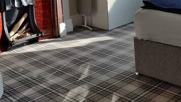 Superior tweepersoonskamer, 1 queensize bed, privébadkamer, gedeeltelijk uitzicht op zee | Individueel gedecoreerd, individueel gemeubileerd, een laptopwerkplek