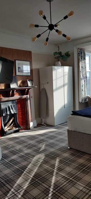 Superior Double Room, 1 Queen Bed, Private Bathroom, Partial Sea View | Individually decorated, individually furnished, laptop workspace - Bodalwyn Guest House (Aberystwyth)