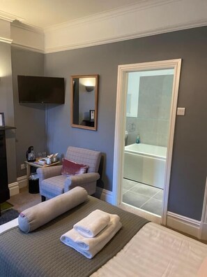 Individually decorated, individually furnished, laptop workspace - Bodalwyn Guest House (Aberystwyth)