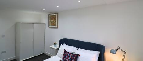 2 habitaciones y tabla de planchar con plancha