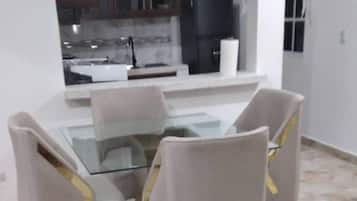 公寓, 1 間臥室, 露台 | 用餐區