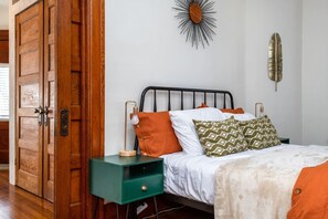 1 bedroom, iron/ironing board, WiFi, bed sheets - Cozy Historic Home | Historic Oregon District (Dayton)