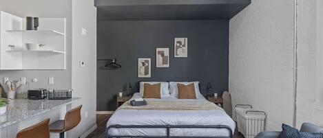 1 slaapkamer, een strijkplank/strijkijzer, wifi, beddengoed