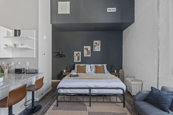 1 bedroom, iron/ironing board, WiFi, bed sheets - Sleek Studio Getaway | Next to Dayton’s Best Spots (Dayton)