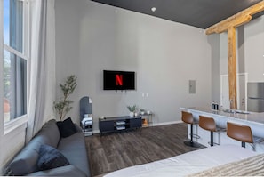 TV - Sleek Studio Getaway | Next to Dayton’s Best Spots (Dayton)
