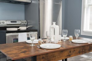 Parrilla de estufa, lavavajillas, cafetera y tetera y tostadora