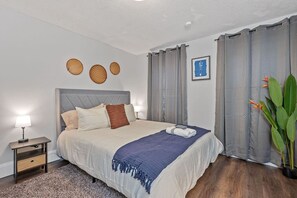 1 dormitorio, escritorio, tabla de planchar con plancha y wifi